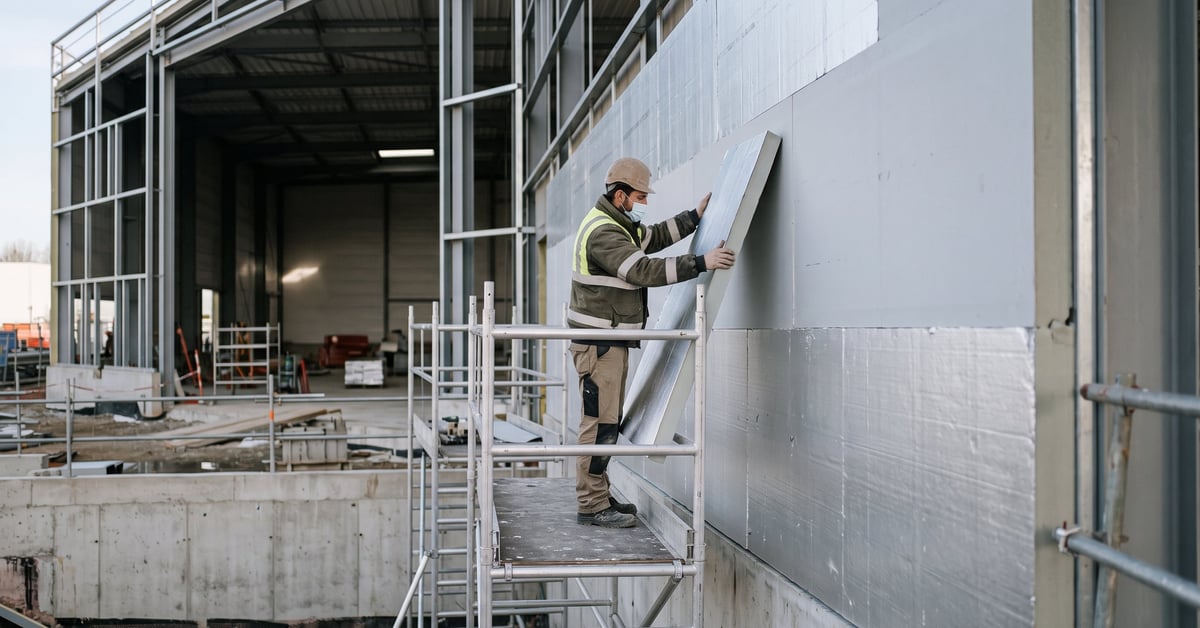 Isolation des Bâtiments Industriels : Optimiser l’Efficacité Énergétique